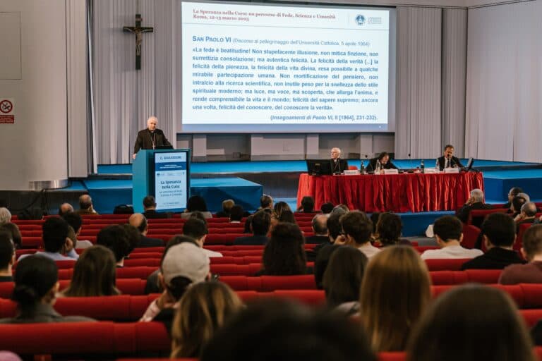 Cover Image for La speranza nella cura. Le interviste a Mons. Giuliodori, Mons. Galantino e al prof. Antonio Gasbarrini